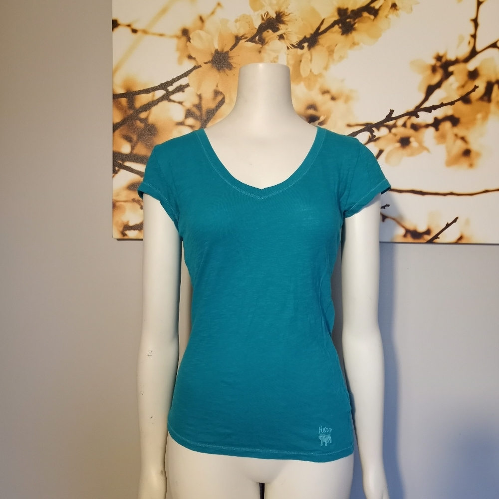 Aeropostale plain v neck shirt